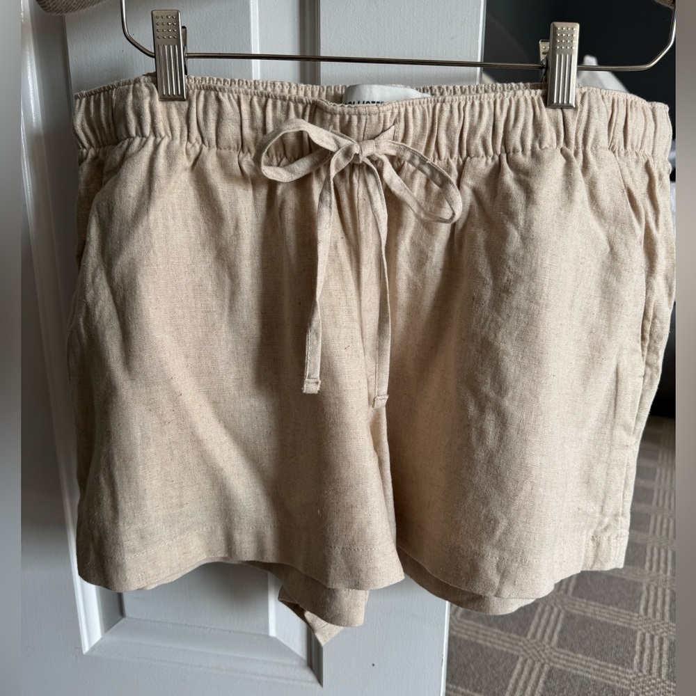 Hollister High Waist Tan Shorts with Relaxed Fit